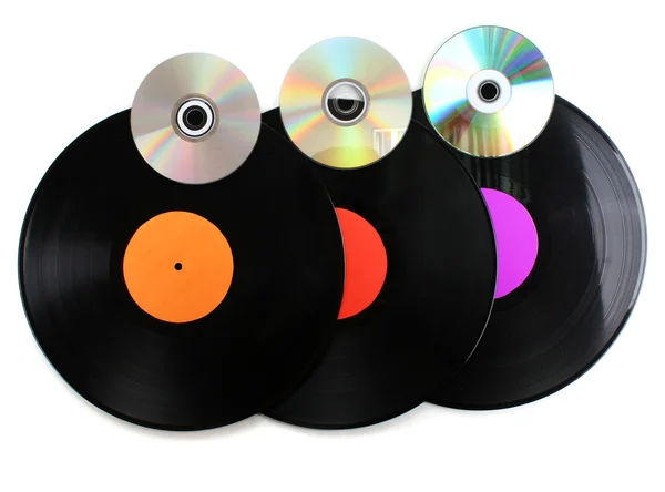 Schwarze Schallplatten und CD-Platten isoliert auf weiß — Stockfoto