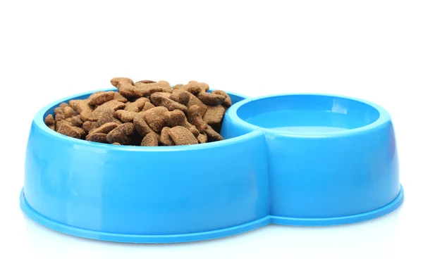 Comida seca para perros y agua en tazón azul aislado en blanco — Foto de Stock