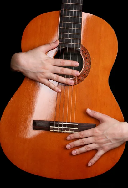 Guitarra em mãos isoladas em preto — Fotografia de Stock
