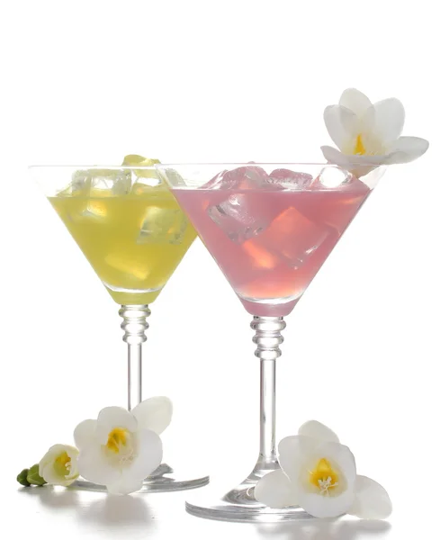 Vasos de martini de cócteles con hielo y flores aisladas en blanco —  Fotos de Stock
