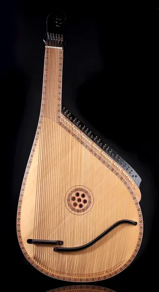 Retro Bandura - ukrainisches Musikinstrument auf schwarzem Hintergrund — Stockfoto