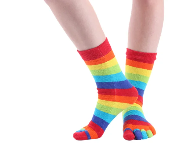 Piernas femeninas en calcetines a rayas de colores aislados en blanco — Foto de Stock