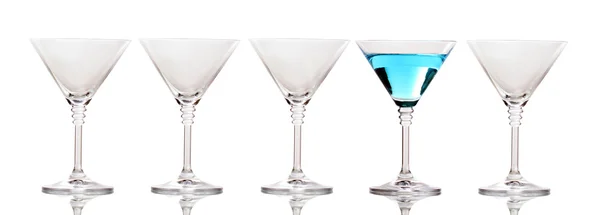 Blå cocktail i martini briller isoleret på hvid - Stock-foto