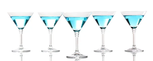 Cóctel azul en vasos de martini aislados en blanco — Foto de Stock