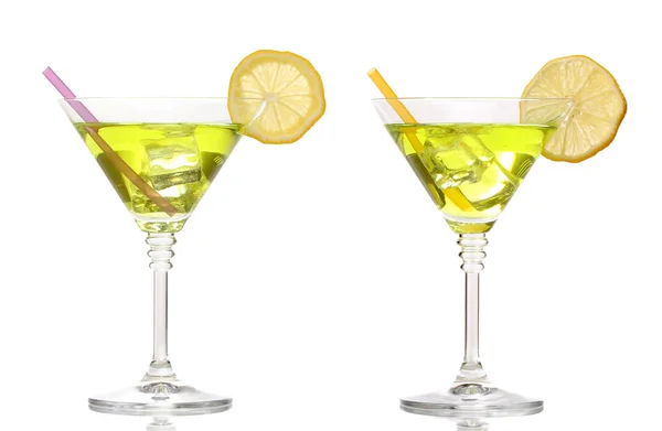 Cocktail giallo in bicchieri da martini isolato su bianco — Foto Stock