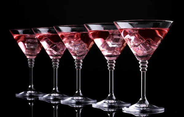 Piros koktél a martini pohár elszigetelt fekete — Stock Fotó
