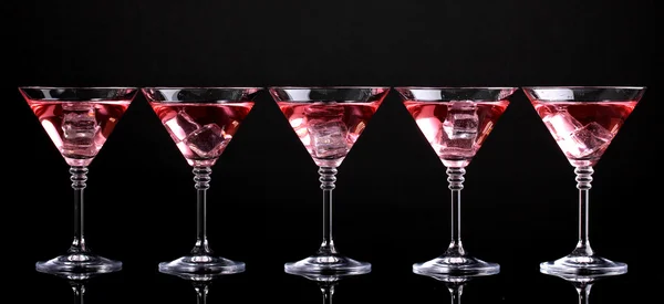 Kırmızı üzerine siyah izole martini bardaklarda kokteyl — Stok fotoğraf