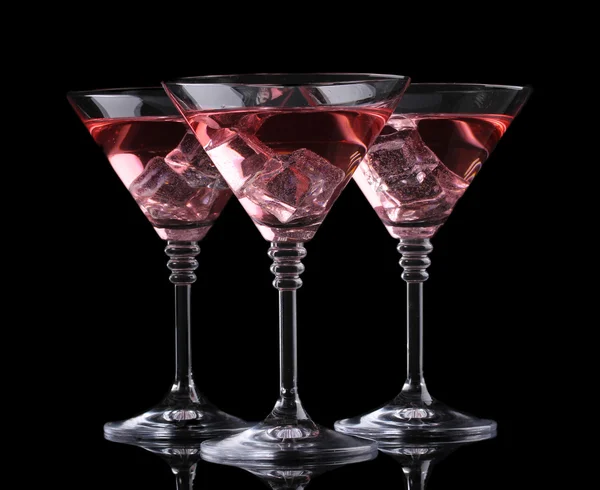 Червоний коктейль в мартіні окулярах ізольовано на чорному — стокове фото