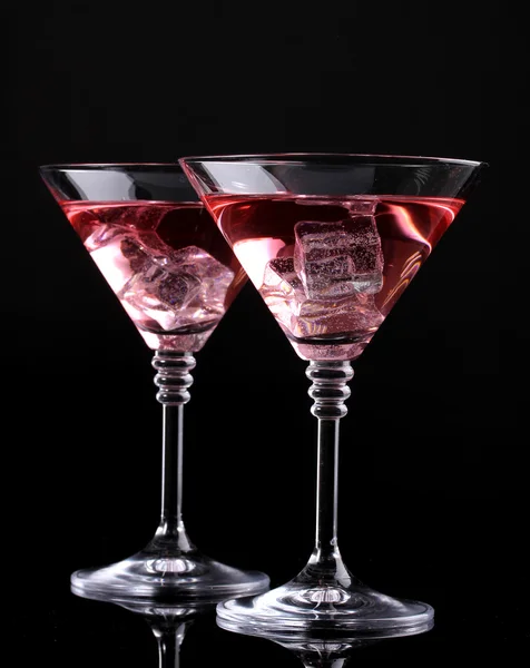 Cocktail in martini glazen geïsoleerd op zwart rood — Stockfoto