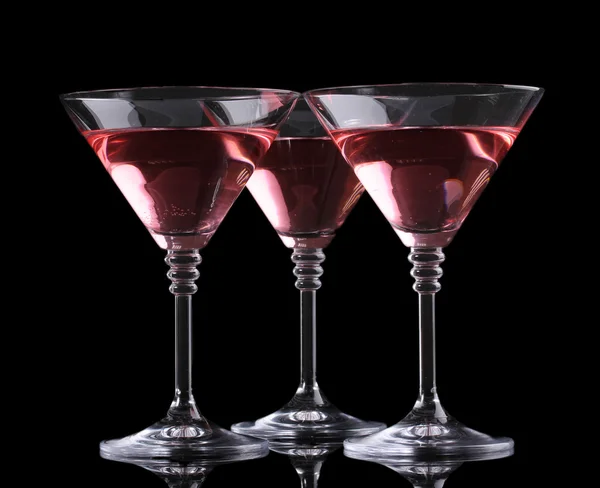 Coquetel vermelho em copos de martini isolados em preto — Fotografia de Stock