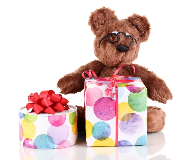 Sedící medvěd hračka s dárky izolované na bílém — Stock fotografie
