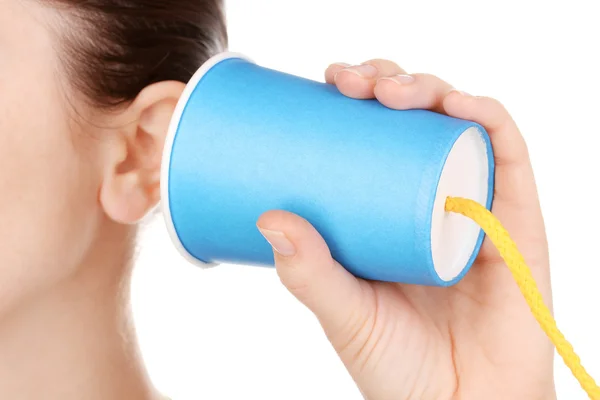 Menselijk oor en papier cup in de buurt van het close-up geïsoleerd op wit — Stockfoto