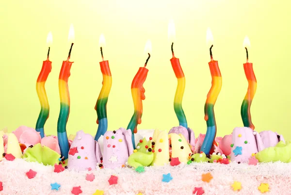 Torta di compleanno con candele su sfondo verde — Foto Stock