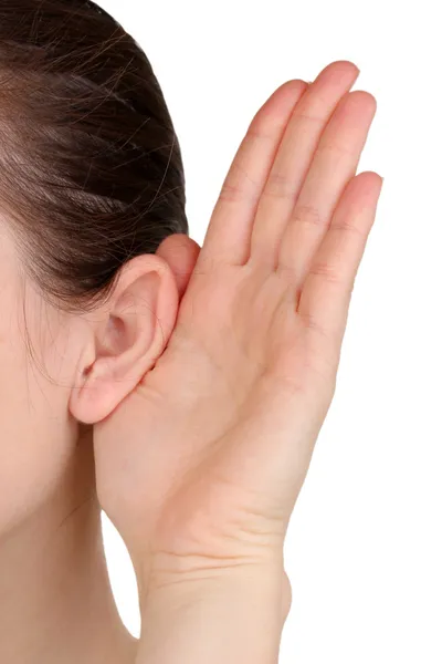 Lidské ucho a rukou detail izolované na bílém — Stock fotografie