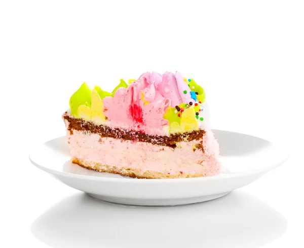 Сливочный торт на блюдце изолирован на белом — стоковое фото
