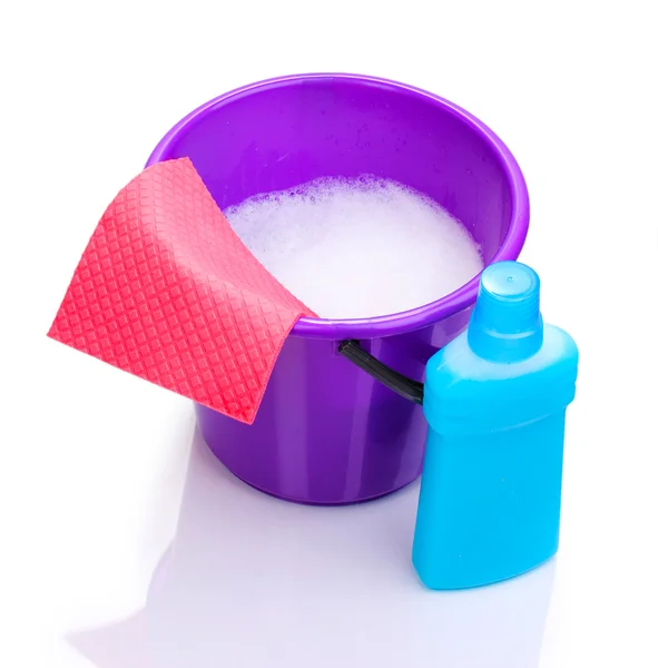 Emmer met wasmiddel en doek voor het reinigen van geïsoleerd op wit — Stockfoto