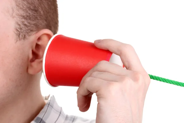 Ανθρώπινο αυτί και Κύπελλο χαρτί δίπλα του close-up απομονωθεί σε λευκό — Φωτογραφία Αρχείου