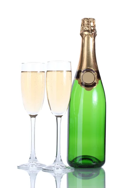 Copos e garrafa de champanhe isolado em um branco — Fotografia de Stock