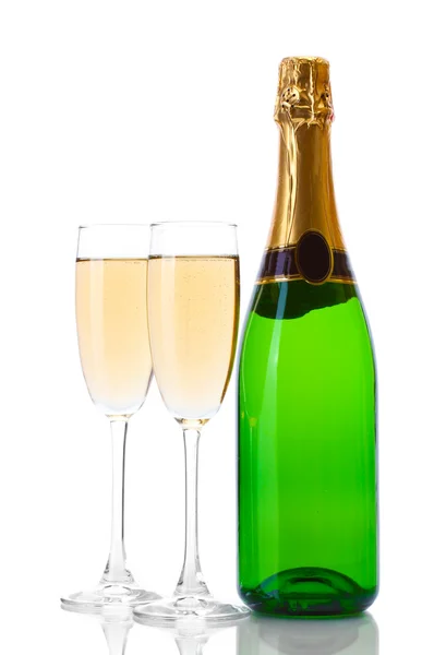 Бокалы и бутылка шампанского изолированы на белом — стоковое фото