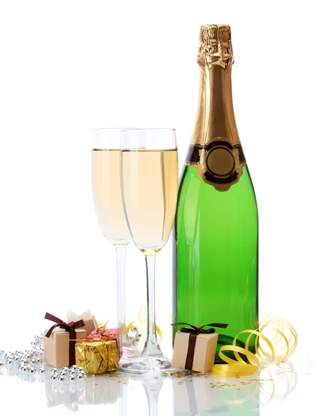 Gläser und Flasche Champagner, Geschenke und Serpentine isoliert auf einem weißen — Stockfoto