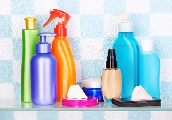 Prateleira com cosméticos e produtos de higiene pessoal no banheiro — Fotografia de Stock