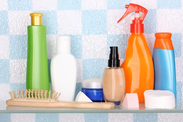 Hylla med kosmetika och toalettartiklar i badrum — Stockfoto