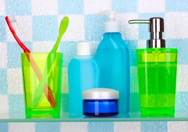 Regal mit Kosmetika und Toilettenartikeln im Badezimmer — Stockfoto