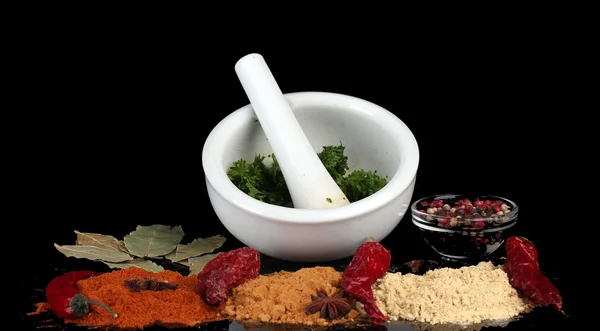 Sammansättningen av vit mortel och stöt med kryddor och grönsaker isolerade på svart — Stockfoto