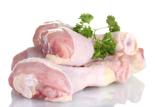 Bacchette di pollo crude in piatto con prezzemolo isolato su bianco — Foto Stock