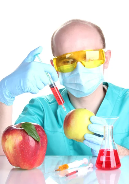 Cientista que injeta OGM na maçã — Fotografia de Stock