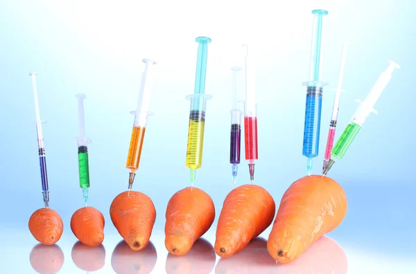 Injectie in verse wortel op blauwe achtergrond — Stockfoto
