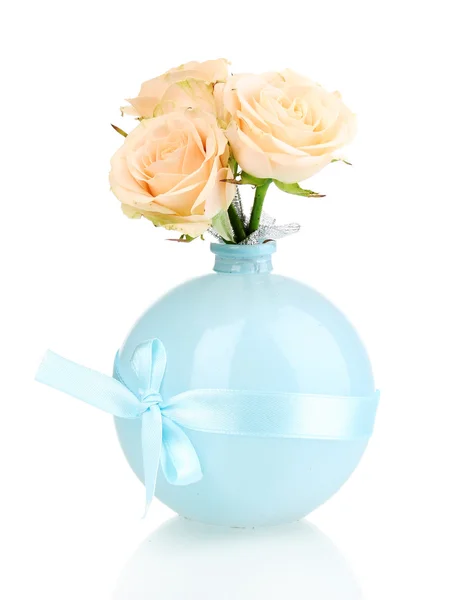 Hermosas rosas en jarrón aislado en blanco —  Fotos de Stock
