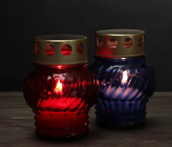Geheugen lantaarn met kaarsen op houten tafel op grijze achtergrond — Stockfoto