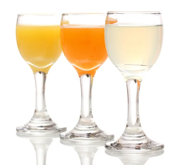 Succhi tropicali in bicchieri isolati su bianco — Foto Stock
