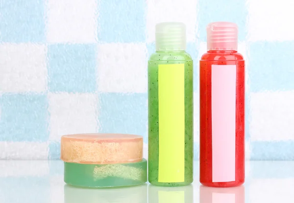 Esfregos e sabonetes no banheiro — Fotografia de Stock