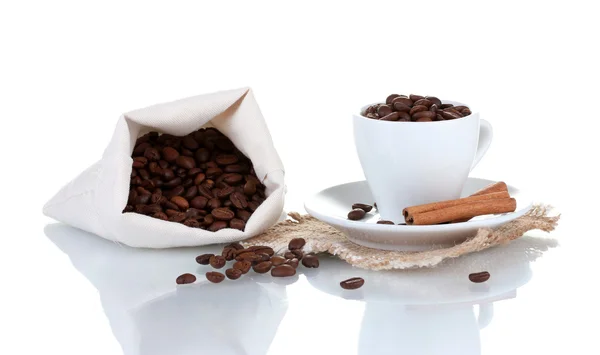 Composizione della tazza con chicchi di caffè isolati su bianco — Foto Stock