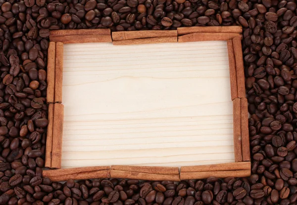 Rám ze zrnkové kávy na dřevěné pozadí — Stock fotografie