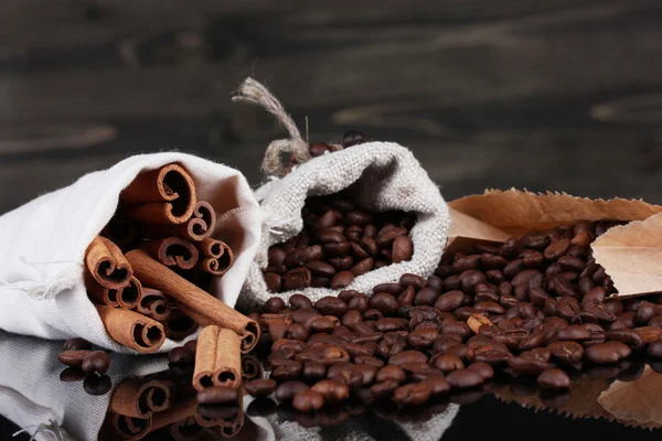 Granos de café en saco de lona aislado en madera — Foto de Stock