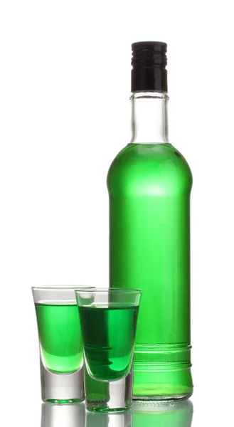 Láhev a dvě sklenice absintu izolovaných na bílém — Stock fotografie