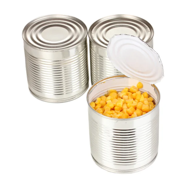 Lata aberta de milho e latas fechadas isoladas em branco — Fotografia de Stock