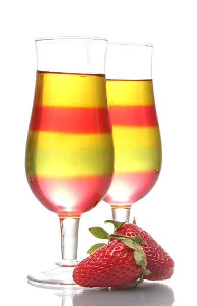 Fruit gelei in glazen en aardbeien op witte geïsoleerd — Stockfoto