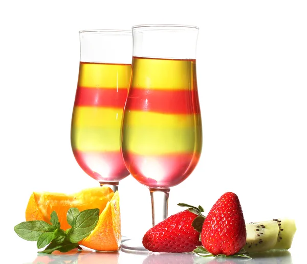 Fruchtgelee in Gläsern und Früchte isoliert auf weiß — Stockfoto