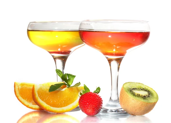 ग्लास और फलों में फल जेली सफेद पर अलग — स्टॉक फ़ोटो, इमेज