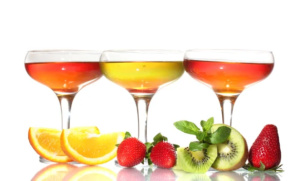 Gelée de fruits dans des verres et des fruits isolés sur blanc — Photo