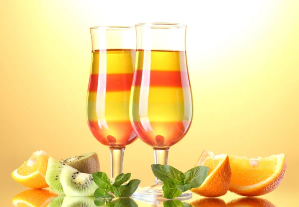 Kisiel w okularach i owoce na żółtym tle — Zdjęcie stockowe