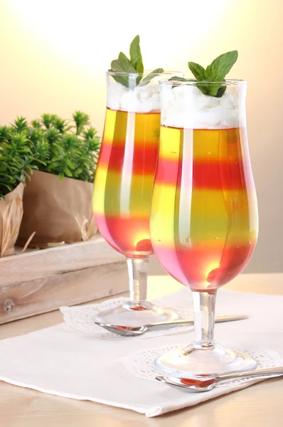 Frukt gelé i glas på tabla i café — Stock fotografie