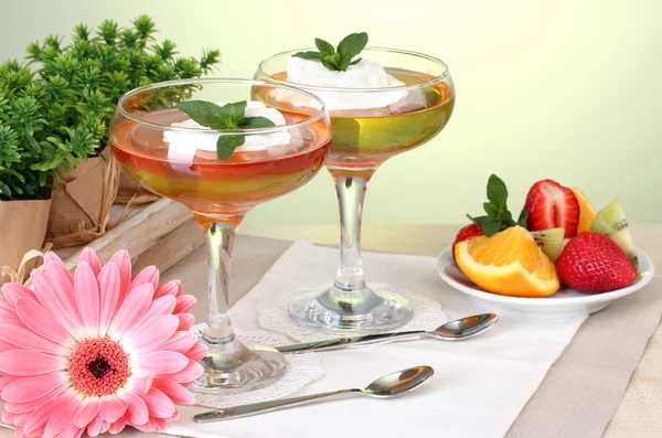 Frukt gelé i glasögon och frukter på bord i café — Stockfoto