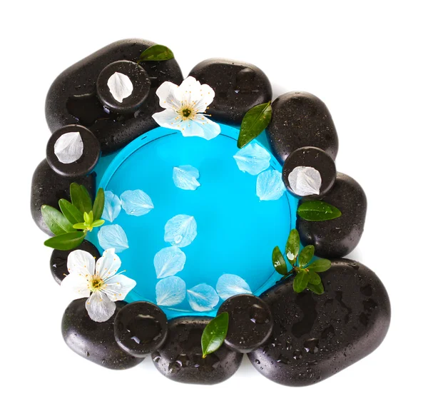 스파 돌, 푸른 물, 꽃잎과 잎 흰색 절연의 구성 — 스톡 사진