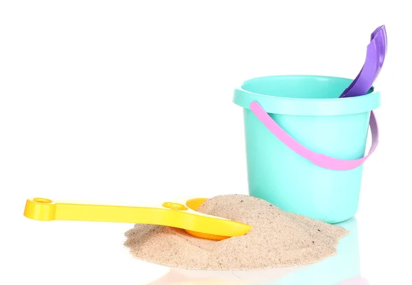 Brinquedos de praia infantis e areia isolada em branco — Fotografia de Stock