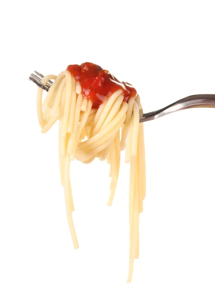 Pyszne spaghetti na widelec makro na białym tle — Zdjęcie stockowe